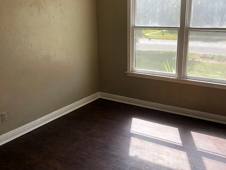4421 Kirkwood Dr — Photo 3