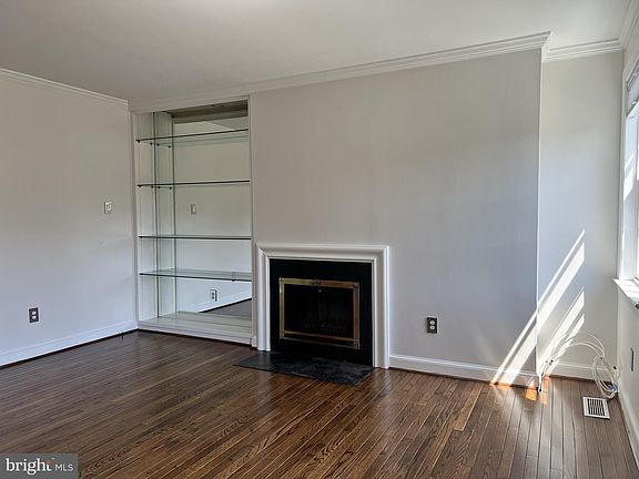 3rd image of 907 Green St