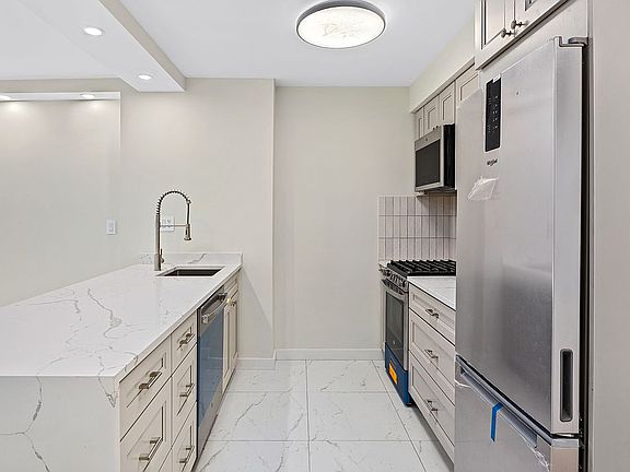 3rd image of 1 Irving Pl APT P8c