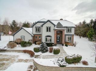 W296N6774 Franchar Dr, Hartland, WI 53029