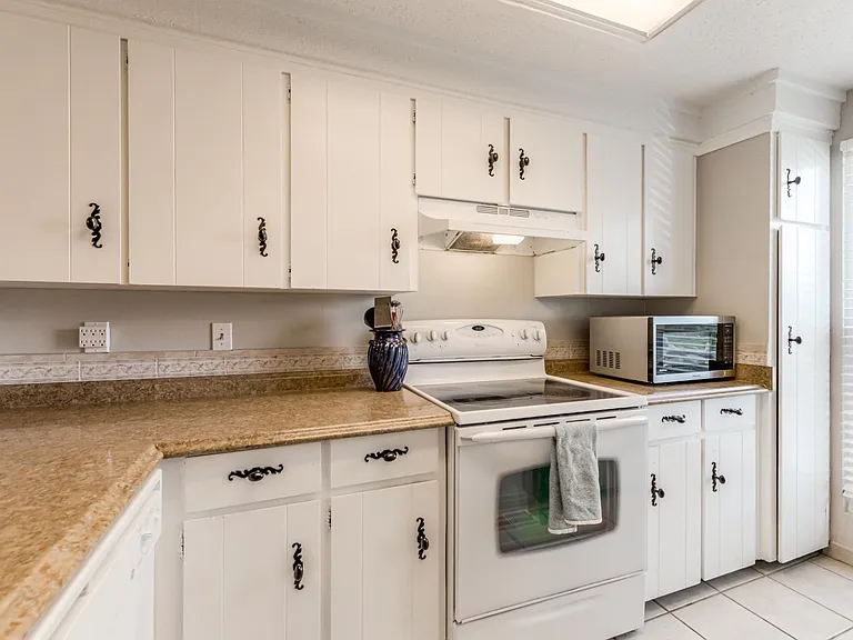 8040 Halsey St — Photo 3