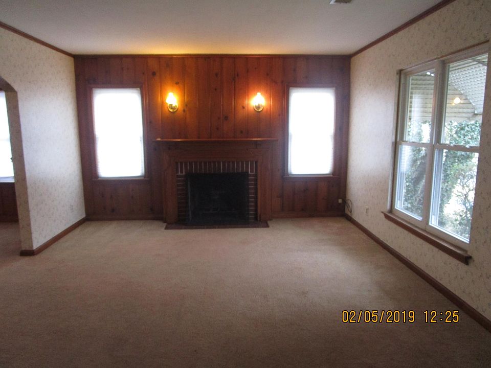 Living room w/ woodburning fireplace