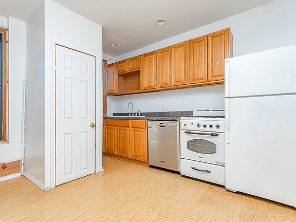 2nd image of 579 Saint Johns Pl APT 2R