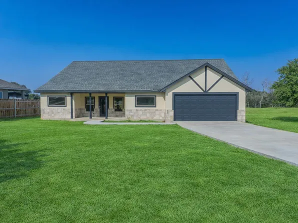 185 E Medium Meadow Dr, Lytle, TX 78052