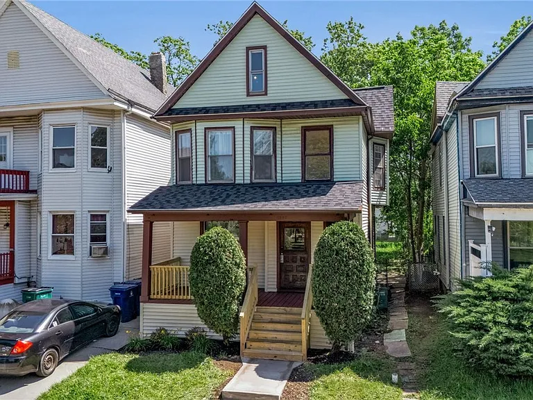 1097 Tonawanda St — Photo 3