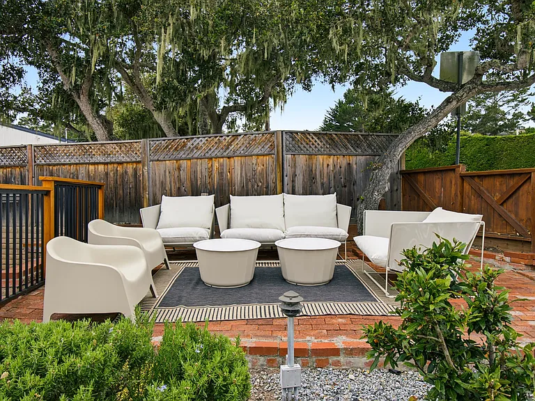 Outdoor terrace shaded by beautiful oak trees (Pic 8)