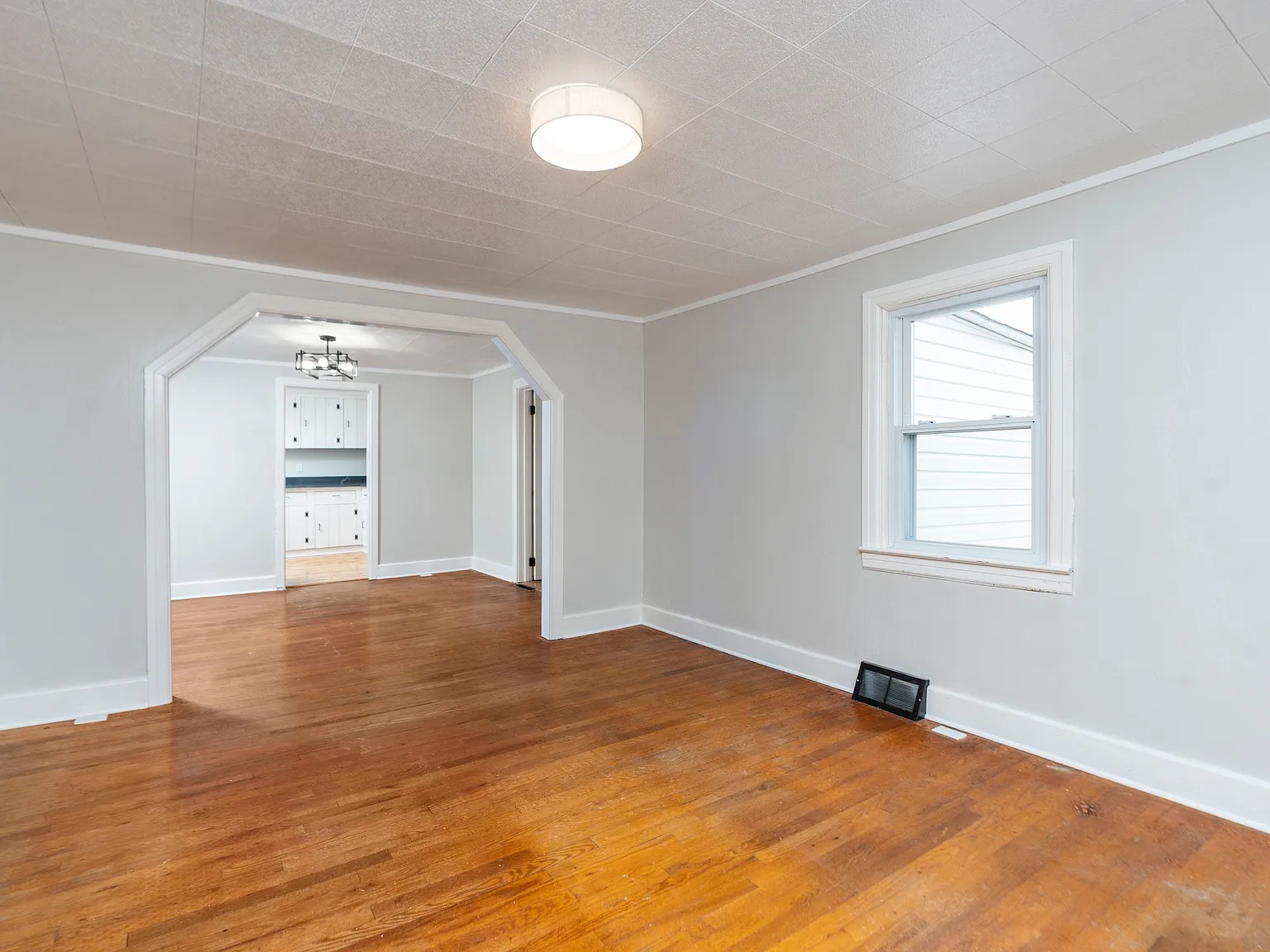 2 bed, 1048 sqft, $1,600 — Photo 3
