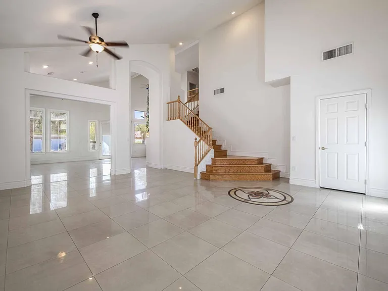 212 Waterton Lakes Ave — Photo 4