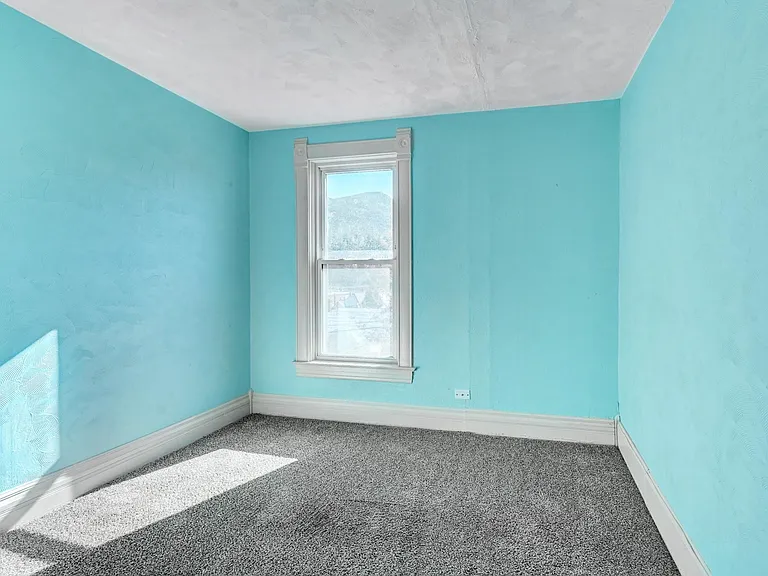 Aqua room can be repainted, if desired!