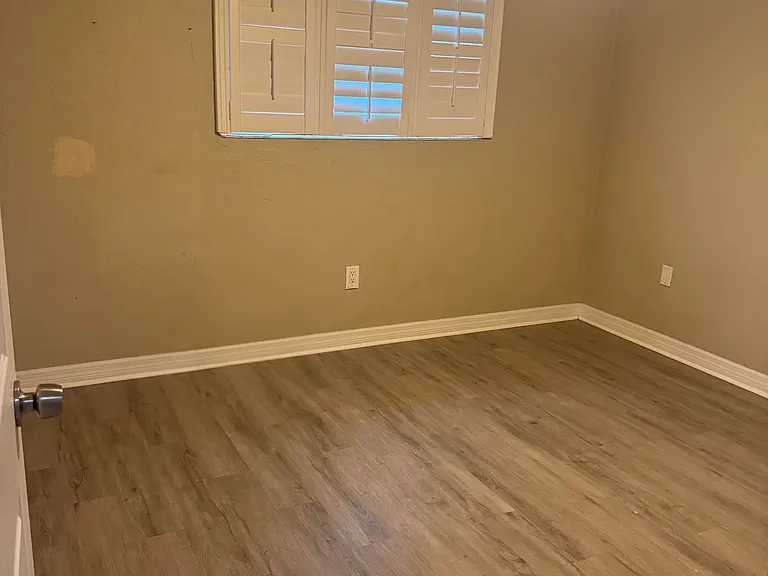 400 Oakridge Blvd #8 — Photo 10