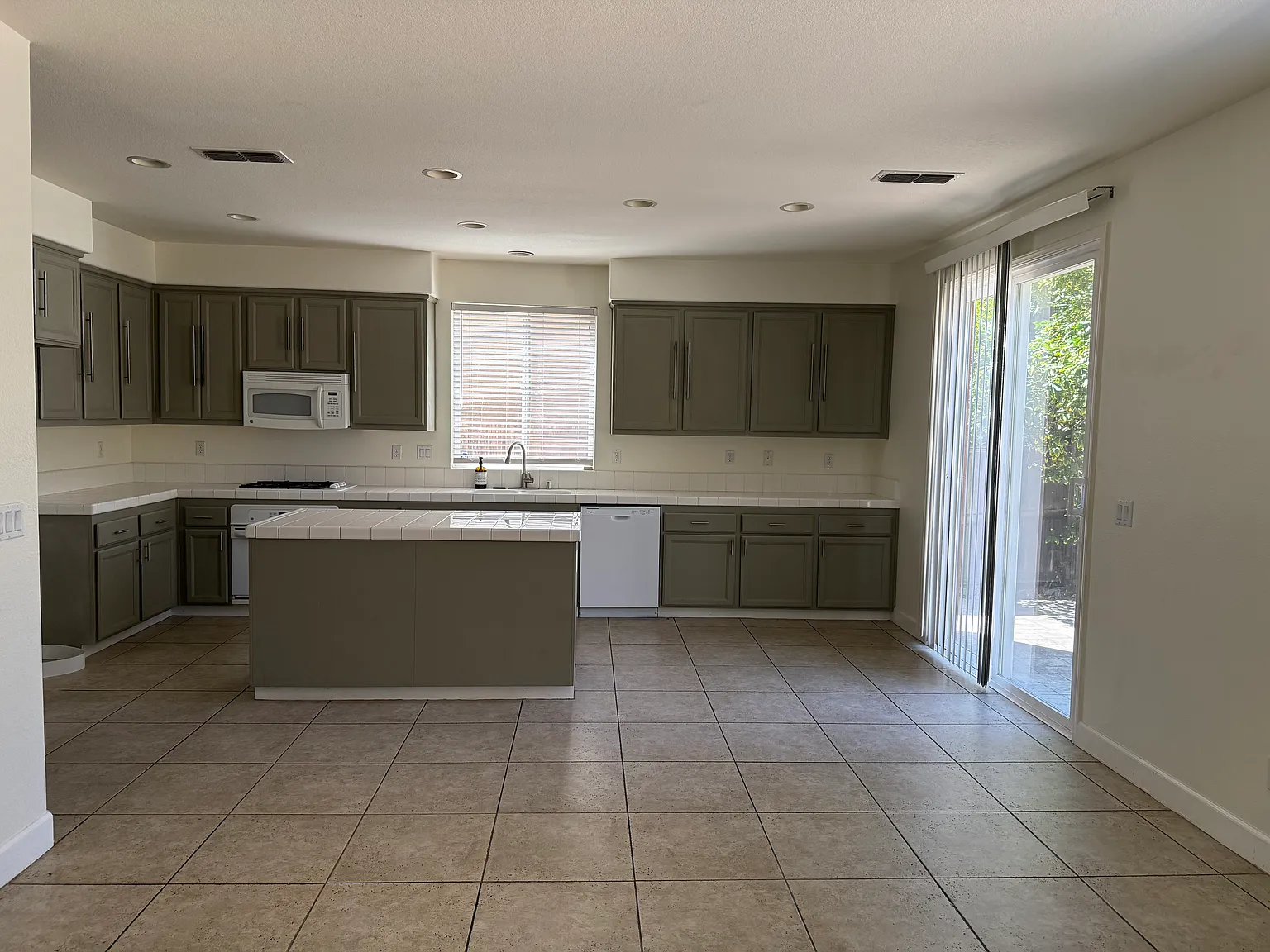 5 bed, 2691 sqft, $3,995 — Photo 2