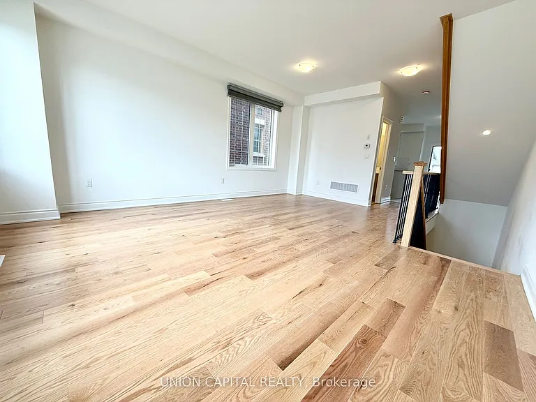 11 Franklin Ave — Photo 7