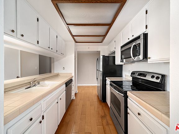 2nd image of 600 W 9th St APT 213