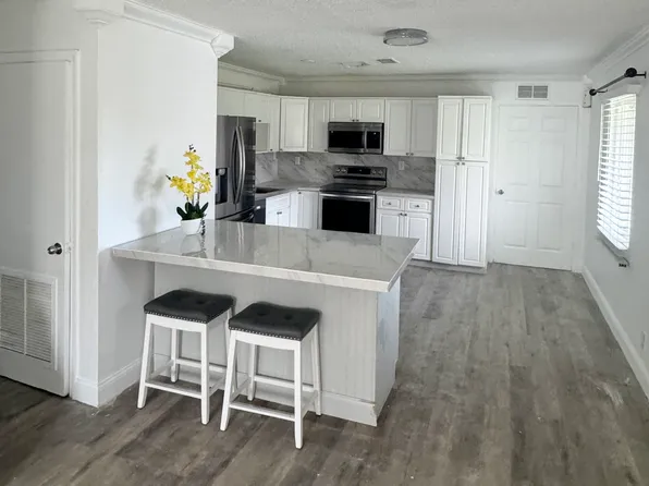 8151 SW 7th St, North Lauderdale, FL 33068