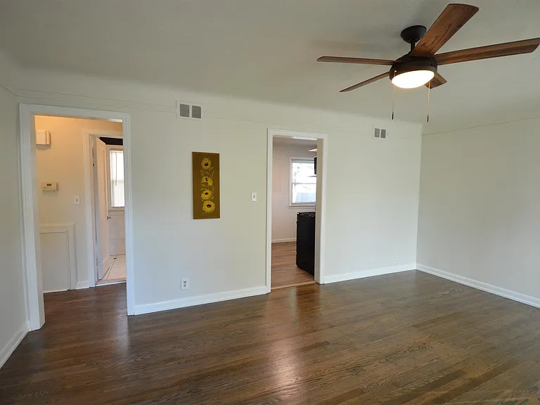 2335 Rowland Ave — Photo 5