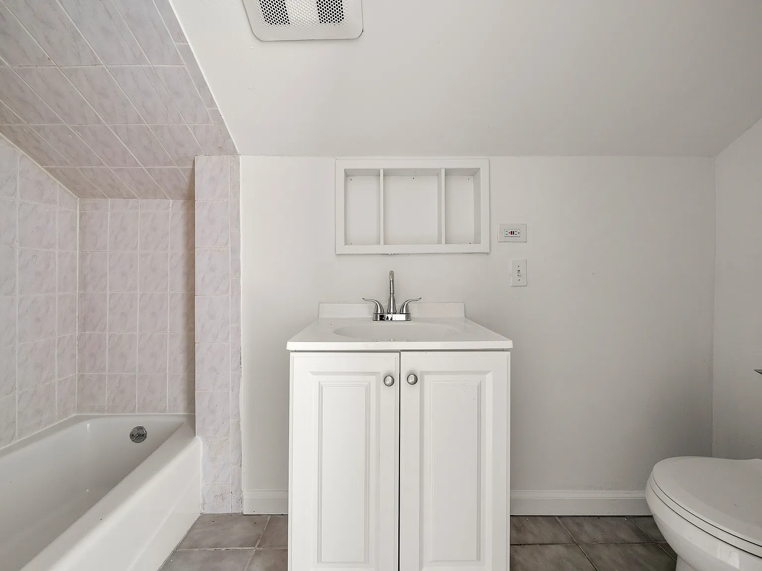 2 bed, 800 sqft, $2,300 — Photo 1