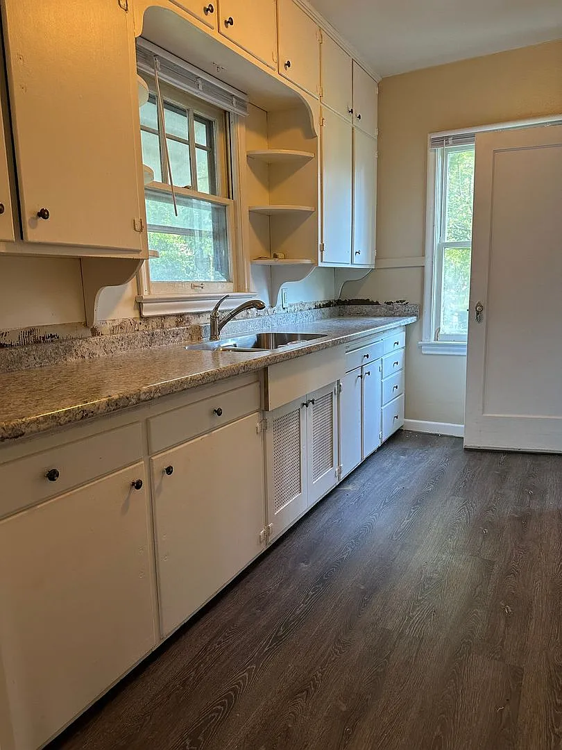 Updated 3 Bedroom, 1 Bathroom House- 744 Wallgate — Photo 4