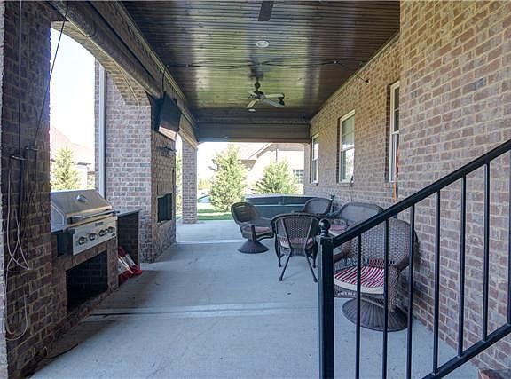 4th image of 3235 Folcroft Dr