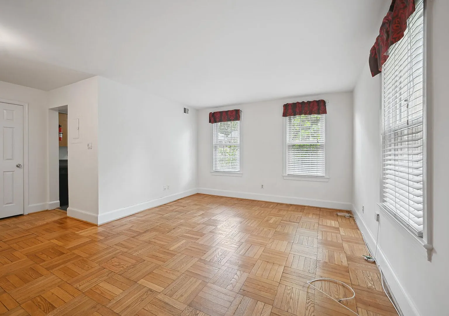 Large, Renovated Apartment Less Than 5 Minute Walk to Cleveland Park Metro! — Photo 3