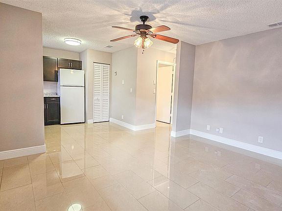 4th image of 416 Lakeside Dr APT 129
