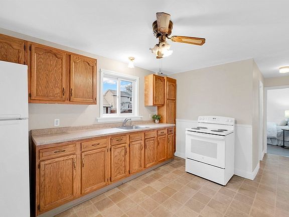 5th image of 42-42 Jefferson St #R