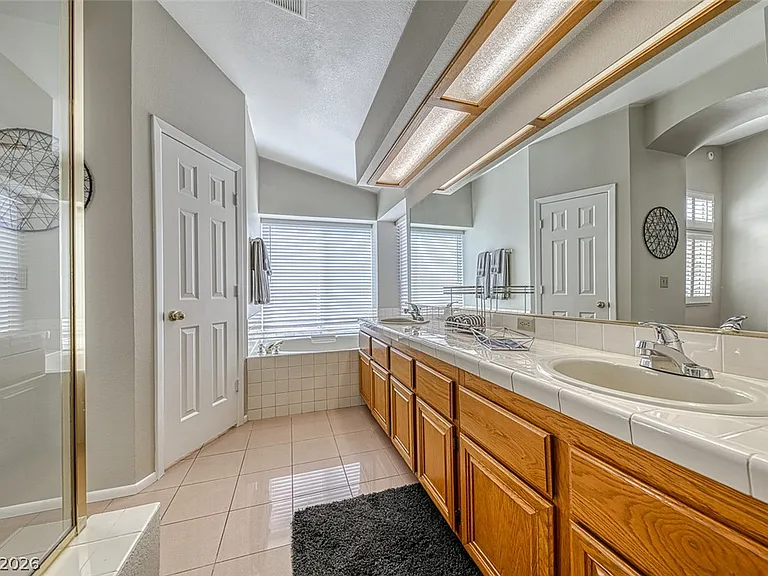 8421 Honeywood Cir — Photo 12