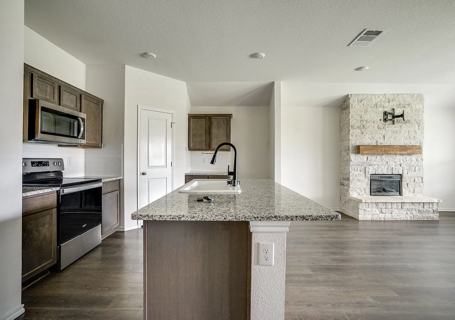 Beautifully maintained 4 bedroom home in sought after Magnolia. This home has a perfect floorplan... — Photo 3