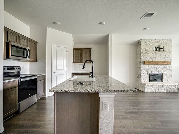 4th image of 712 Cottonwood Way
