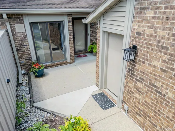 5734 Woodland Vw, Clarkston, MI 48346