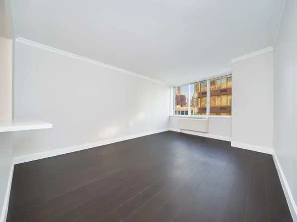 160 Riverside Boulevard image 2 of 11