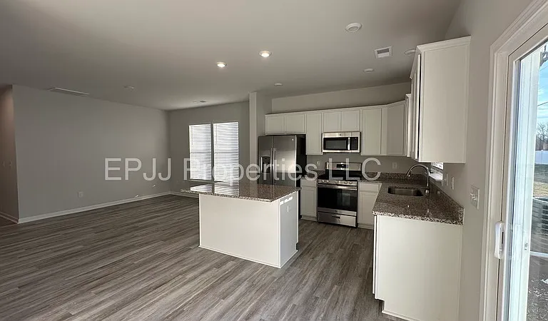 141 Randwick Ln — Photo 12