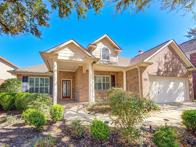 22514 Jutewood Ln — Photo 2