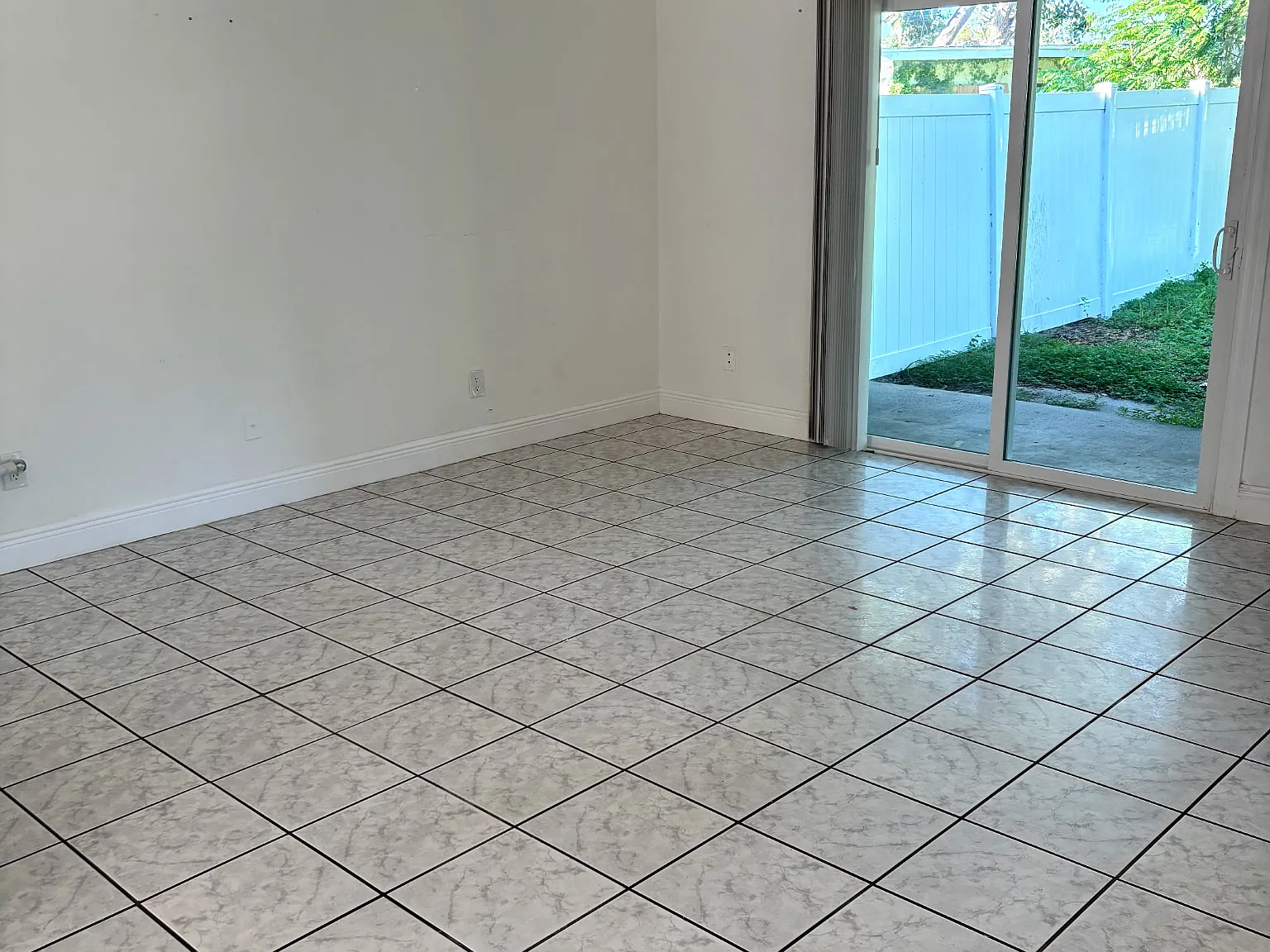 3 bed, 1100 sqft, $2,100 — Photo 3