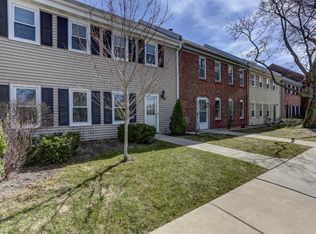 582 Maple Park Dr, Mendota Heights, MN 55118