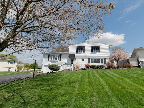 102 Seitz Dr, Camillus, NY 13031