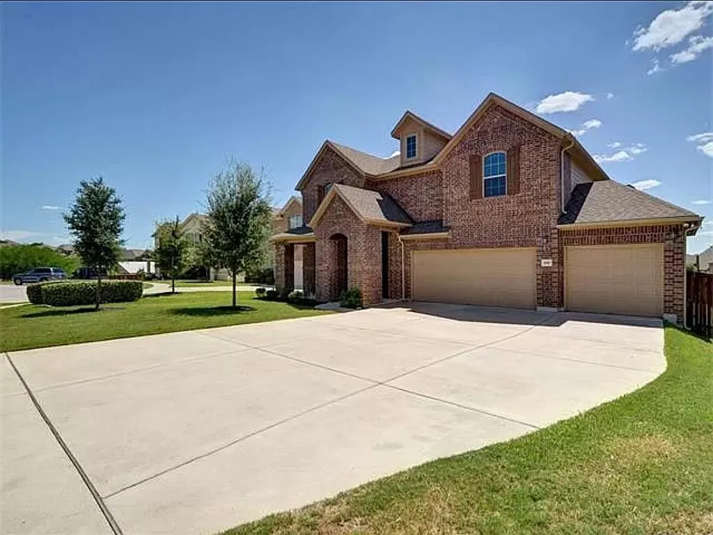 6 bed, 3299 sqft, $3,100 — Photo 2