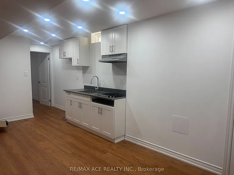 7 Glacier Cres #BASEMENT — Photo 8