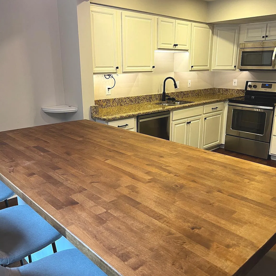 3 bed, 2.5 bath, 1626 sqft, $3,300 — Photo 4