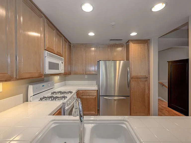 28205 Canterbury Ct — Photo 8