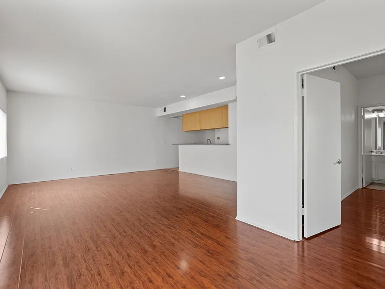 111 S Croft Ave — Photo 37