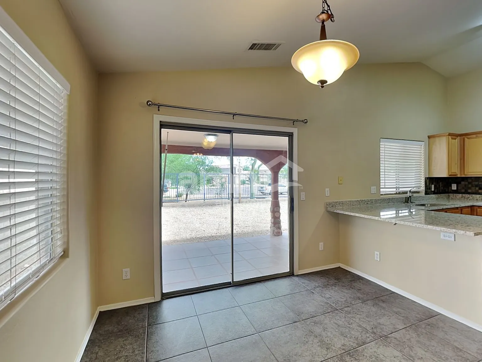 3 bed, 2.0 bath, 1564 sqft, $2,020 — Photo 4