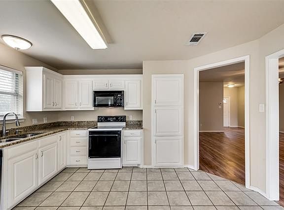 5th image of 2712 Poplar Dr