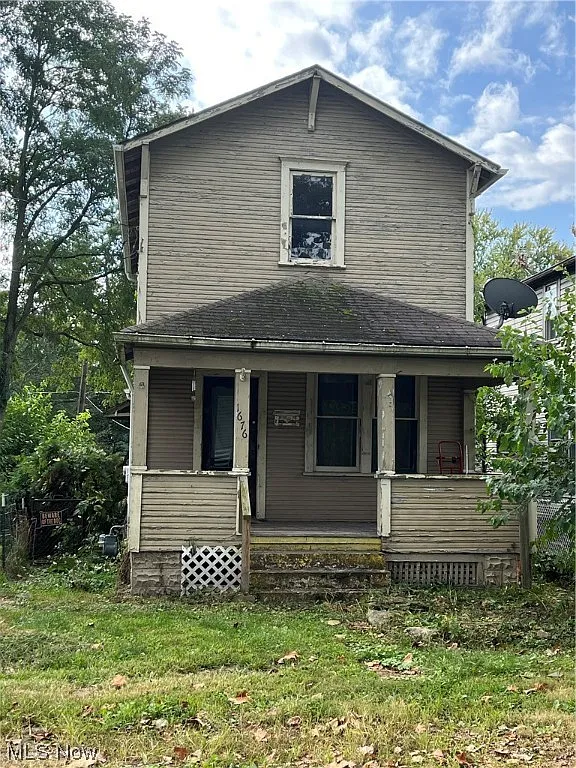 1676 Etruria St photo 1