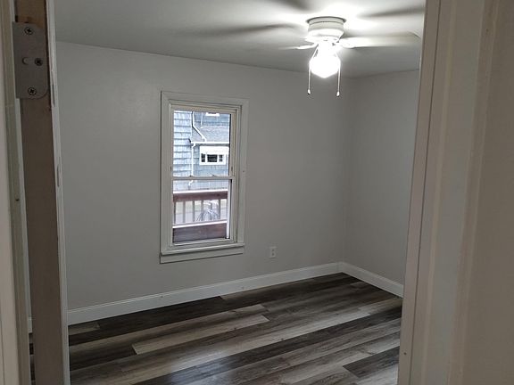 3rd image of 8 Stone St Floor 1