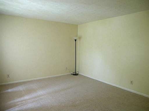 4th image of 43 Joans Ct