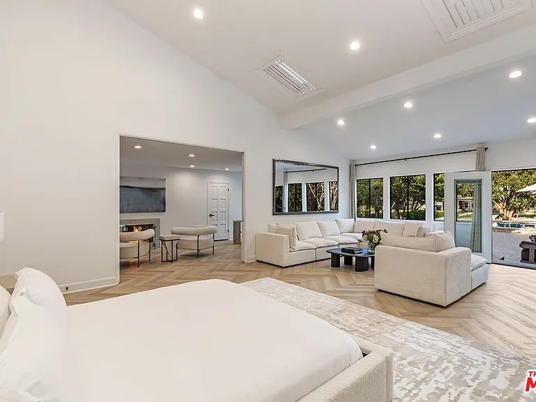 624 N Beverly Dr — Photo 17