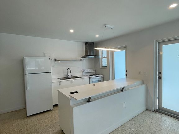 4th image of 1385 NE 105th St APT 1