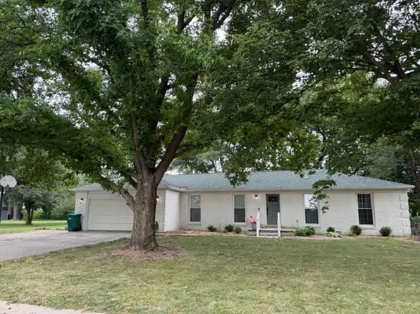 2 Mitchell Ave, Mattoon, IL 61938