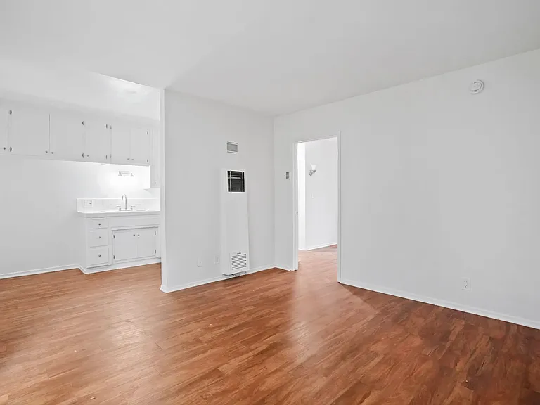 208 Avenue H — Photo 13