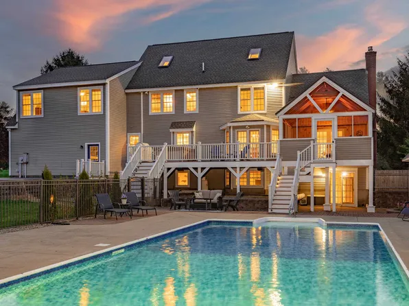 9 Strawberry Lane, Stratham, NH 03885